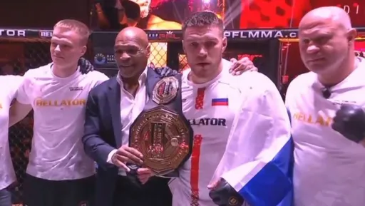 Майк Тайсон вручил Вадиму Немкову специальный пояс чемпиона PFL vs. Bellator