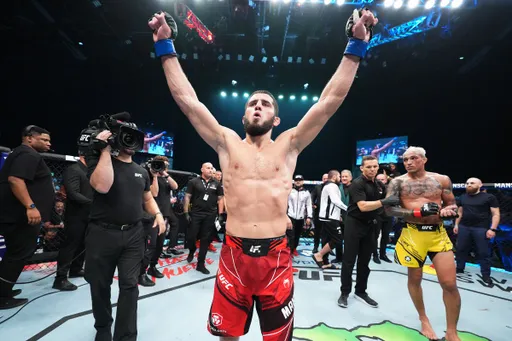 Махачев привез пояс чемпиона UFC на встречу с Кадыровым