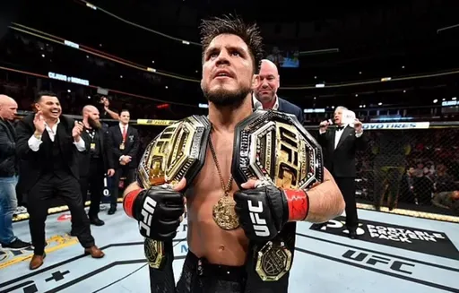 ВИДЕО: Хасбик ударил по лицу экс-чемпиона UFC Сехудо