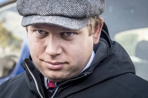 Датский политик сжег Коран перед посольством России, возложив вину на бойца UFC Чимаева