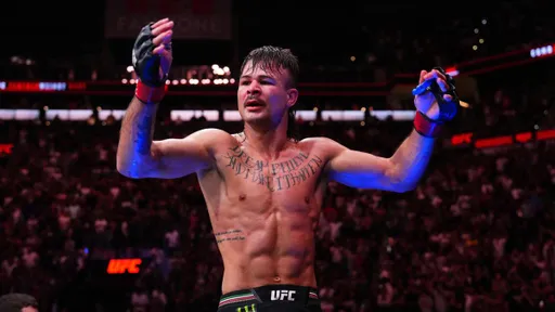 Лопес заявил, что сможет избежать операции после турнира UFC 325