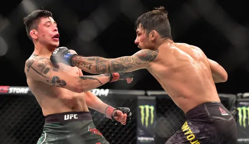 Пантожа победил Морено и стал новым чемпионом UFC в наилегчайшем весе
