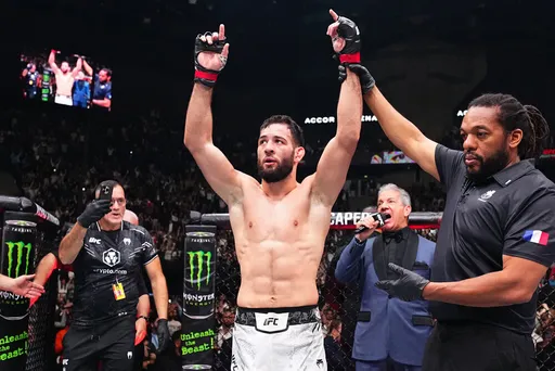 Имавов и Адесанья показали одинаковый вес перед боем на турнире UFC в Саудовской Аравии