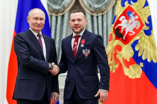 Появилось видео вручения Путиным ордена чемпиону UFC Яну