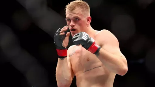 Гэрри показал, куда повесит пояс UFC после победы над Махачевым