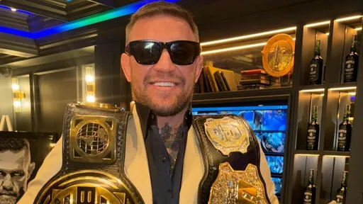 Макгрегор показал фотографию с поясами UFC и BKFC