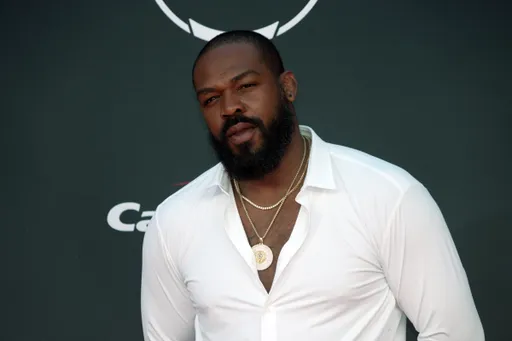 Чемпион UFC Джонс ударил фаната ногой и отправил его в больницу