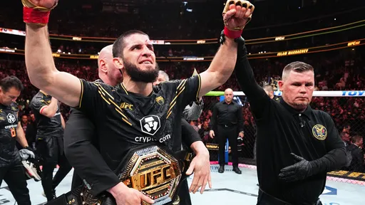 Махачев заявил, что продолжает считать себя чемпионом UFC в легком весе