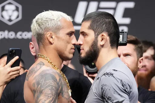 Махачев победил Оливейру удушающим приемом на турнире UFC 280