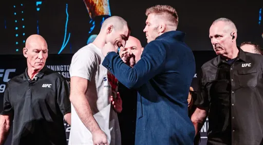 Стрикленд и Дю Плесси сделали вес перед титульным боем на UFC 297