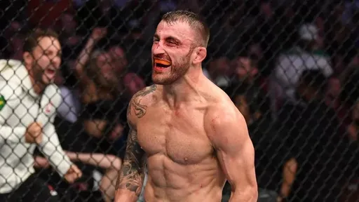 Волкановски уверен, что Адесанья нокаутирует Стрикленда на UFC 293