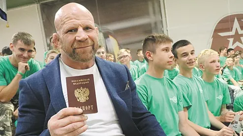 Монсон заявил, что 23 мая сдаст американский паспорт