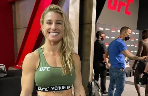 Боец UFC Голди опубликовала горячее фото в мокром бикини