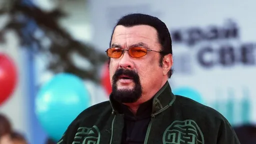 Голливудский актер Сигал назвал «шокирующей» победу Махачева над Волкановски на UFC 294