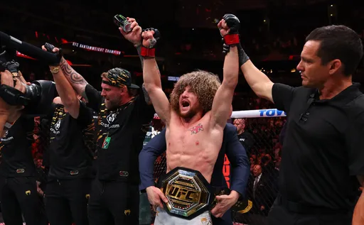 Бывший чемпион UFC Двалишвили прокатился на диване по центру Лас-Вегаса