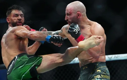 Волкановски ляжет на операционный стол после боя на UFC 290