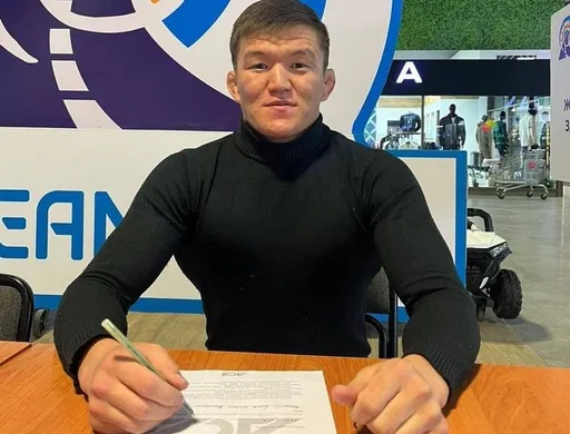 Казахстанец Олжабай подписал контракт с ACA