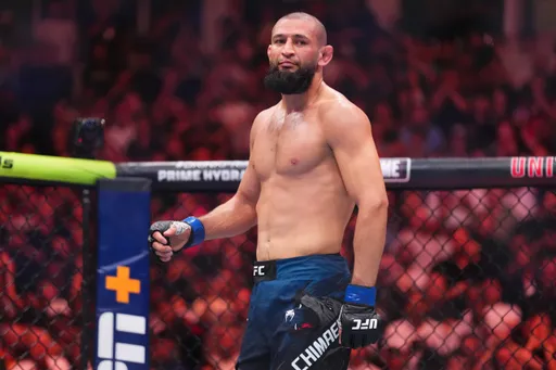 Чимаев победил Дю Плесси и завоевал титул чемпиона UFC