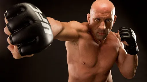 Настоящие герои не носят плащи: член Зала славы UFC спас родителей из горящего дома, но сам попал в реанимацию