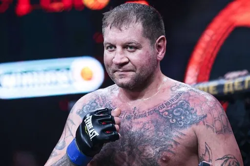 Александр Емельяненко разыграл супругу, сравнив ее с шимпанзе