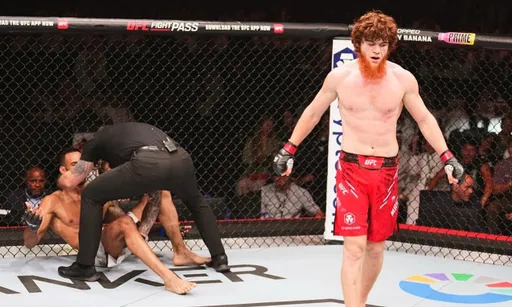 Дагестанский пират одержал первую досрочную победу в UFC: Шара Буллет снес Троколи в Эр-Рияде