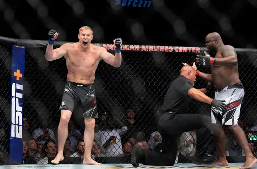 Маккарти не согласен с остановкой в поединке Павловича и Льюиса на UFC 277