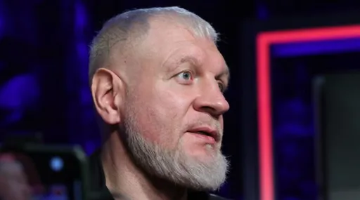 Александр Емельяненко показал жим штанги с наклоном