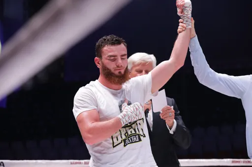 Россиянин Хатаев победил танзанийца Мпенду и защитил титул чемпиона Pravda Boxing