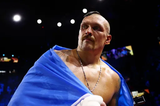 Усик отреагировал на перенос боя с Фьюри на 18 мая