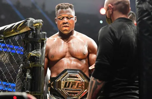 Мейвезер хочет подписать экс-чемпиона UFC Нганну в Mayweather Promotions
