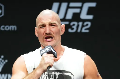 Стрикленд: я единственный в UFC, кто может бороться с Чимаевым пять раундов