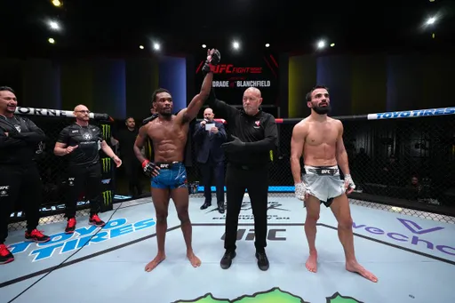 Поражение Асхабова в UFC, реванш Махачева и Волкановски: самое главное за день в единоборствах