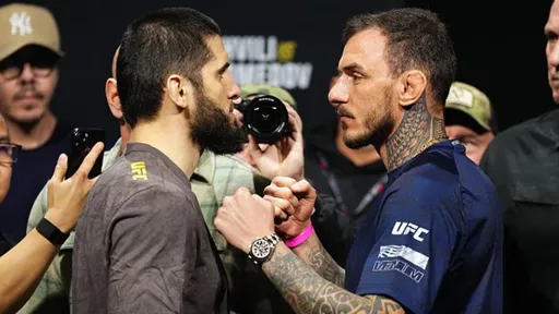 Махачев и Мойкано провели битву взглядов перед боем на UFC 311
