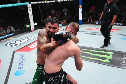 Эрнандес победил Долидзе удушающим приемом в главном бою турнира UFC Vegas 109