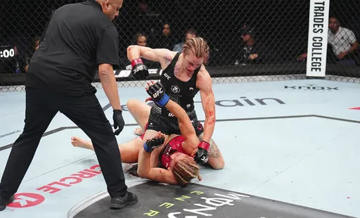 Россиянка Железнякова проиграла канадке Кроден на турнире UFC Fight Night 273