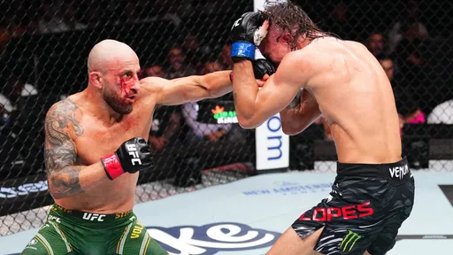 Волкановски снова выиграл у Лопеса, а Физиев неожиданно проиграл: итоги UFC 325