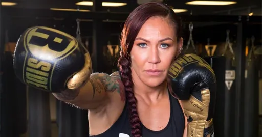 Чемпионка Bellator Сайборг одержала победу нокаутом на вечере бокса в Лондоне