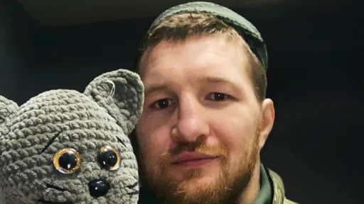 Минеев показал талисман солдат в зоне СВО
