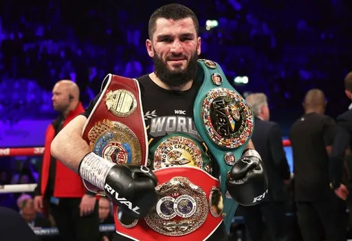 Президент WBC Сулейман объяснил, почему Бетербиев проводит бои после отстранения россиян