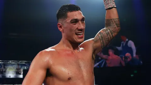Опетайя нокаутировал Ньику и защитил титул IBF