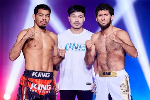 Россиянин Набати победил тайца Саенчая в главном бою ONE Friday Fight 55