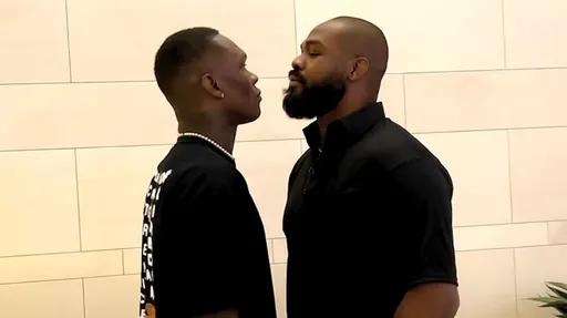 Чемпион UFC Джонс поддержал решение Адесаньи приостановить свою карьеру