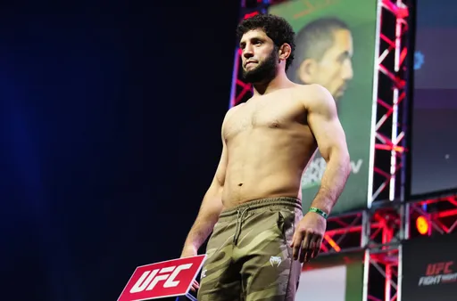 Алискеров и Пак показали одинаковый вес перед боем на турнире UFC 321