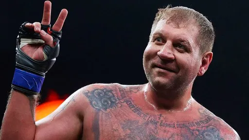 Александр Емельяненко публично справил нужду в аэропорту Екатеринбурга