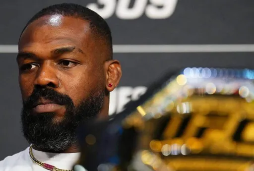 Джонс отреагировал на возможное лишение пояса UFC