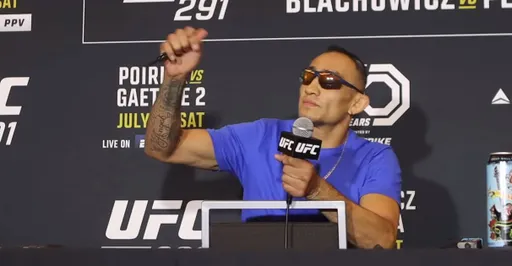 Бывший чемпион UFC Фергюсон вытащил нож во время общения с журналистами
