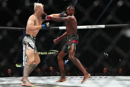 Хукер сломал руку во время боя с Тернером на UFC 290