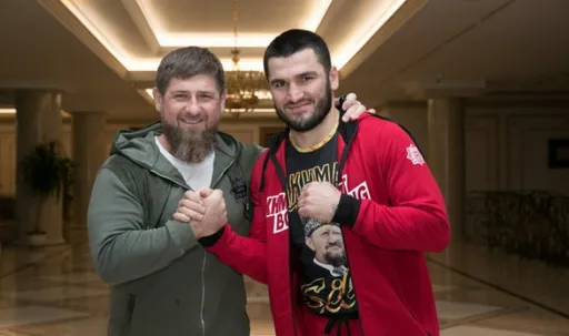 «Большая часть в моих победах принадлежит ему». Бетербиев рассказал о роли Кадырова в своей карьере