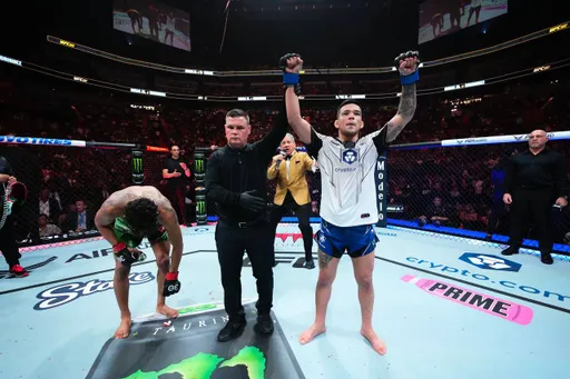 Росас потерпел первое в карьере поражение на турнире UFC 287
