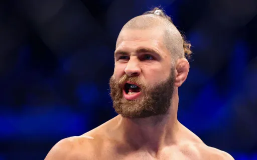 Прохазка назвал Хилла фаворитом титульного боя с Перейрой